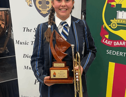 Mikayla Venter ontvang FAK-wisseltrofee by Pretoria Eisteddfod Gala-aand