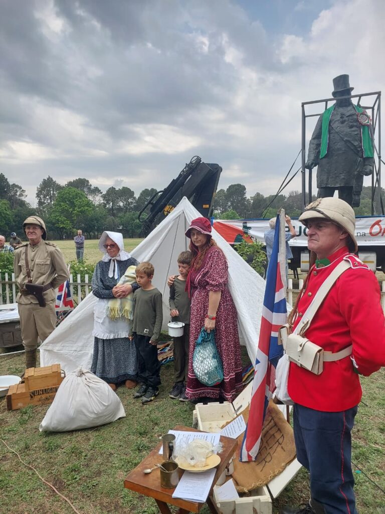 Die Verref-krieketveld was Maandagoggend ‘n lus vir die geskiedenis-oog met al die kostuums en uitbeeldings van Anglo-Boereoorlog-tonele. (Foto: Cara Tomlionson)