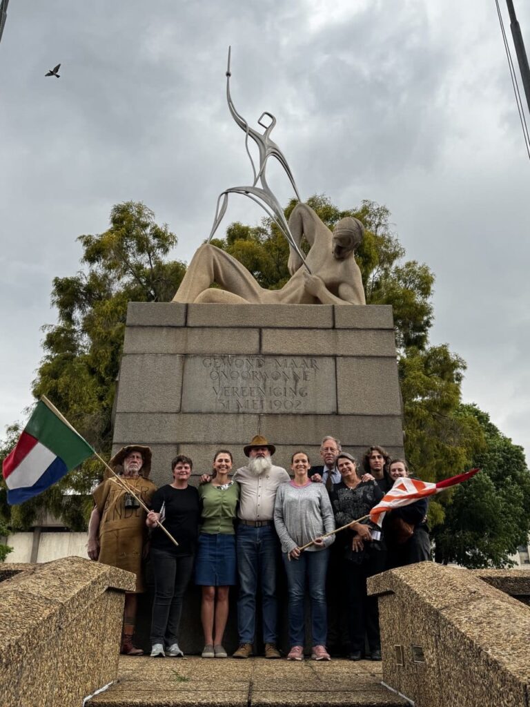 Lede van die Paul Kruger-standbeeld-toergroep voor die Vredesmonument in die middedorp van Vereeniging. (Foto: Cara Tomlinson)